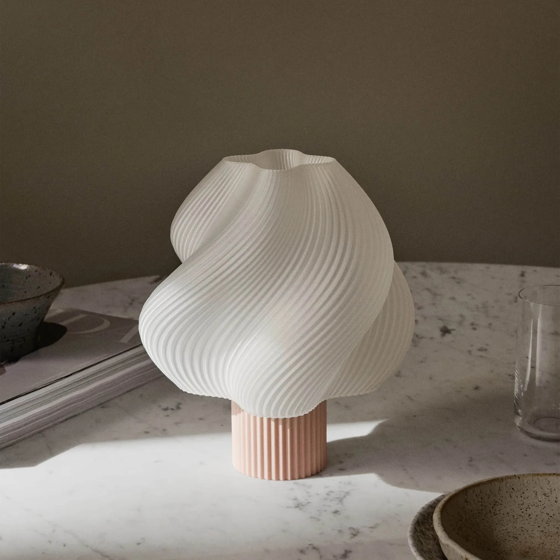 Soft Serve portabel bordslampa, Wild strawberry, 23 cm Crème Atelier