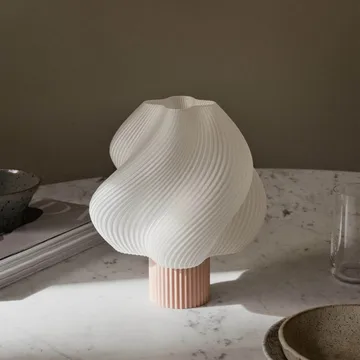 Soft Serve portabel bordslampa - Wild strawberry, 23 cm - Crème Atelier