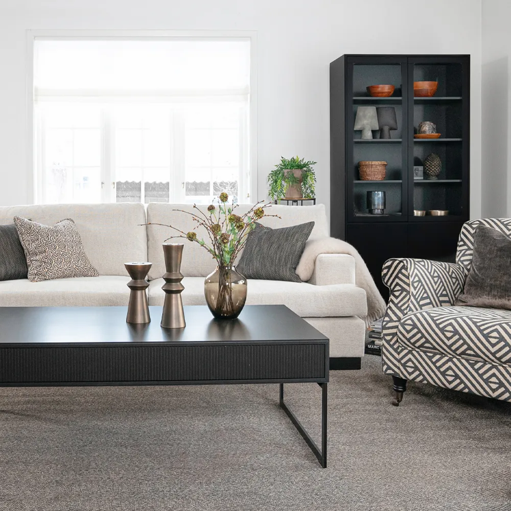 Line vitrinskåp, walnut/black, 2+2dörrar+3+1hyllor, sockel Englesson