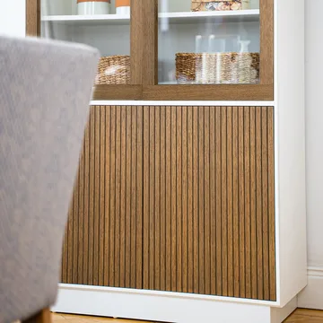 Line vitrinskåp - walnut/white, 2+2dörrar+3+1hyllor, sockel - Englesson