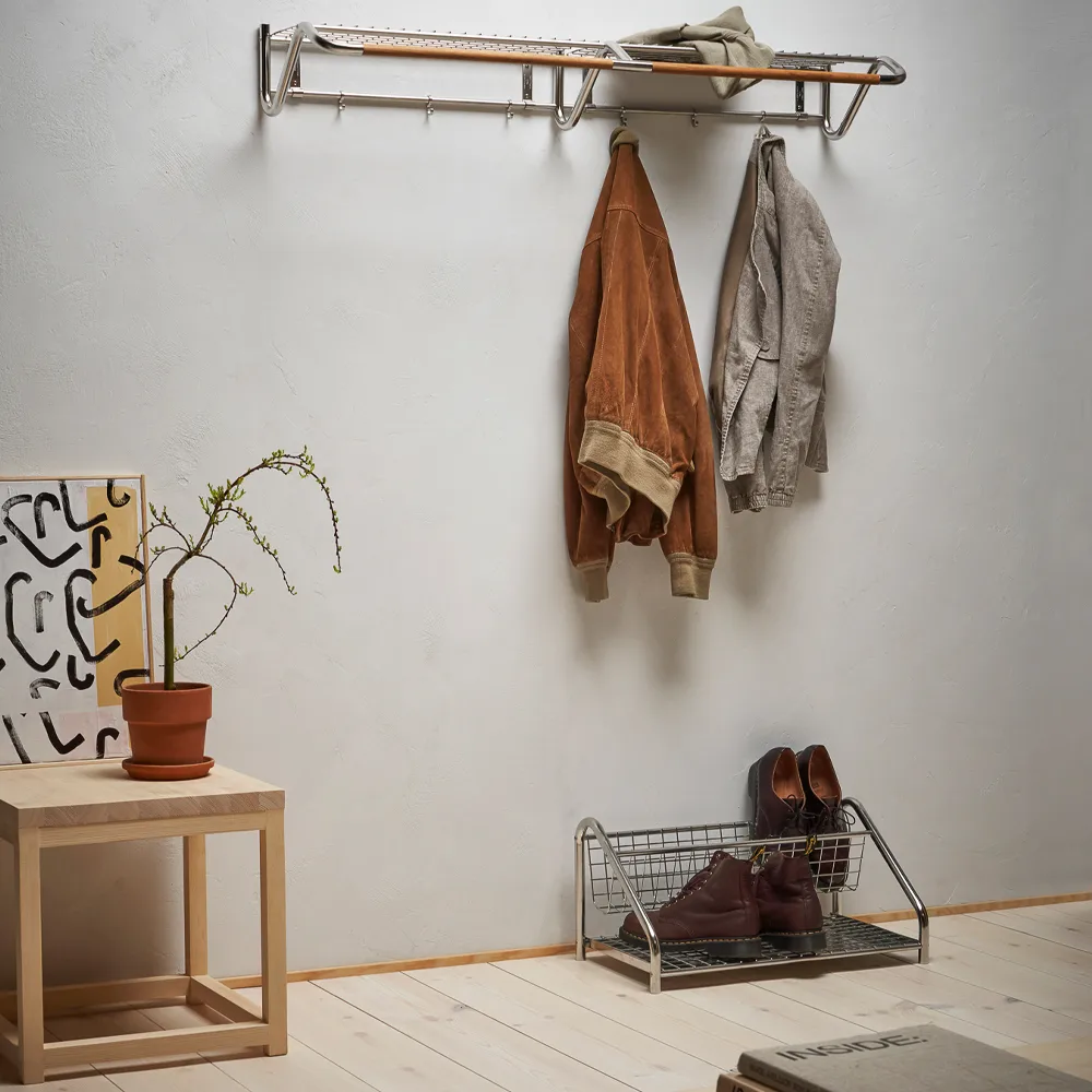 Funk hatthylla, rostfritt stål, oljad ekrundstav. Essem Design