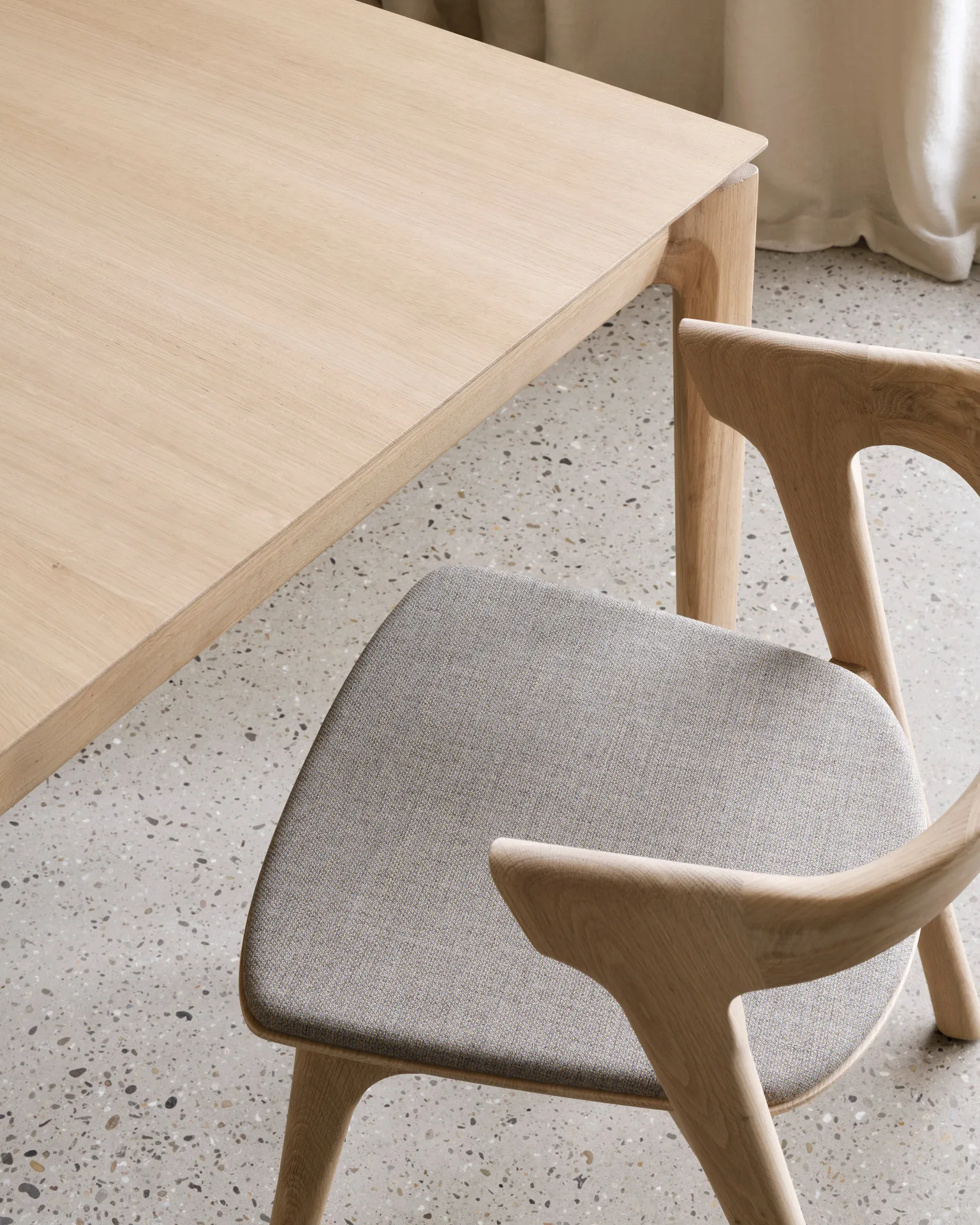 Bok stol, Lackerad ek-tyg Warm grey Ethnicraft