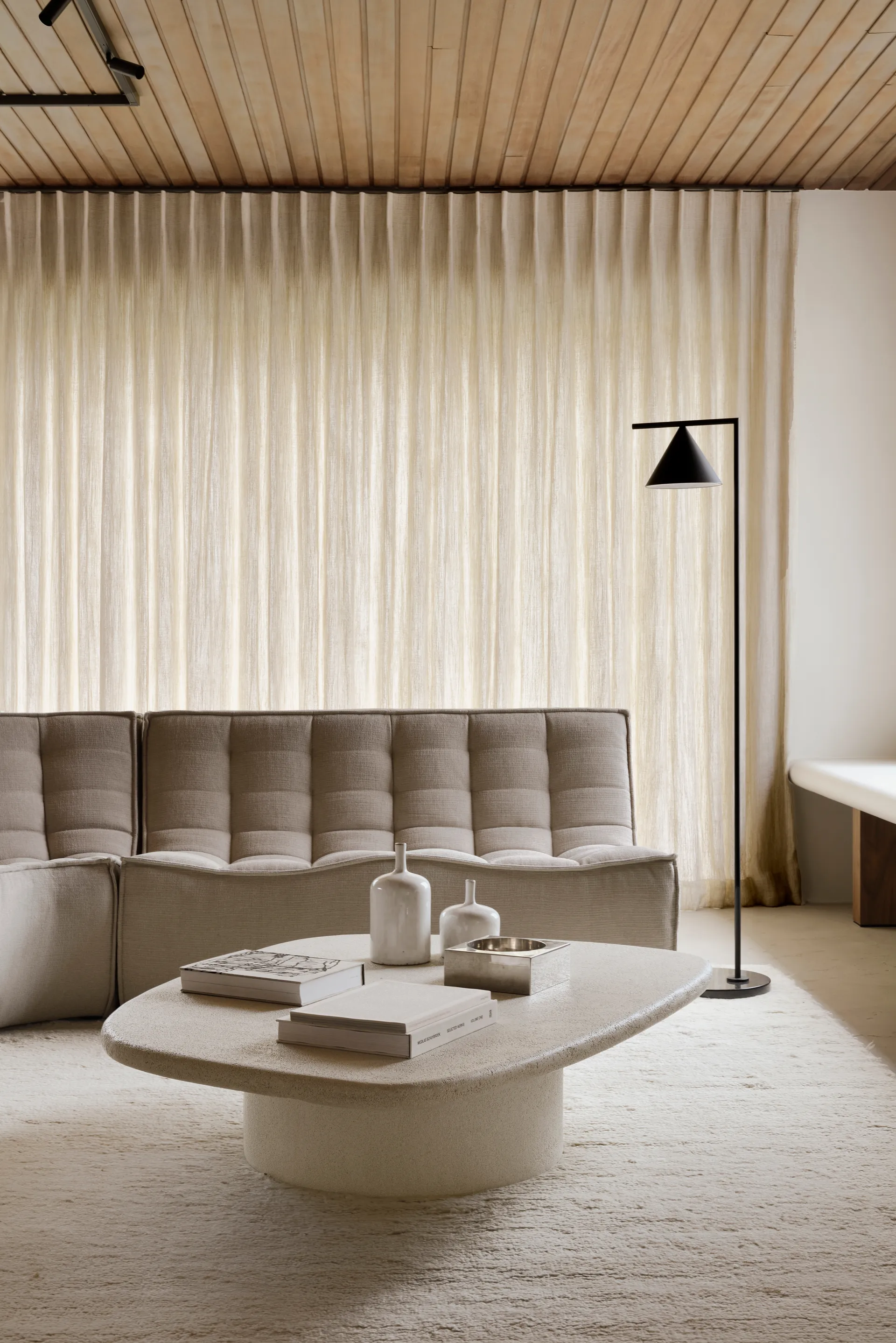 N701 modulhörnsoffa med rundat hörn, tyg Ecru Beige, 301x171 cm Ethnicraft