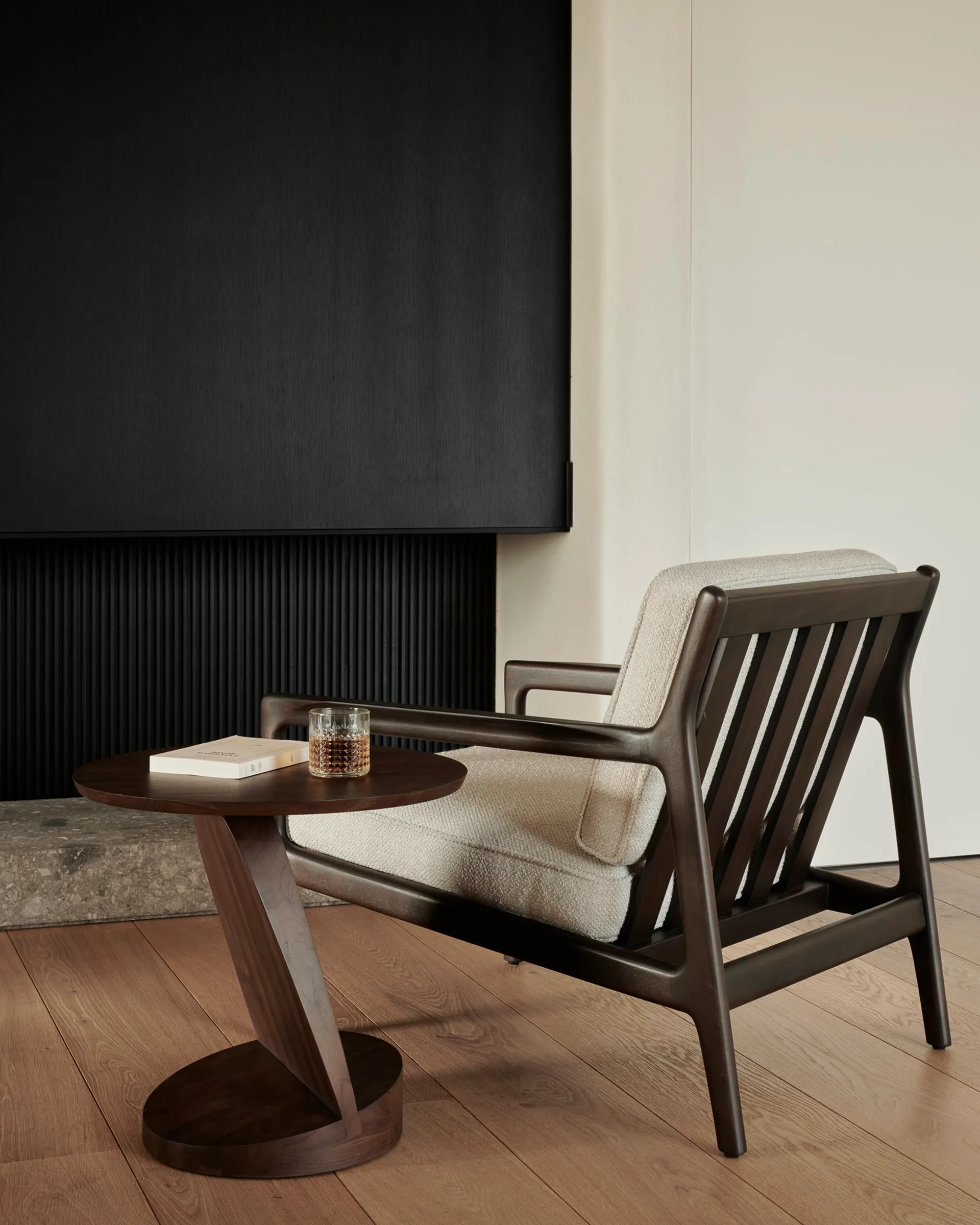 Oblic sidobord Ø52 cm, Brunbetsad teak Ethnicraft