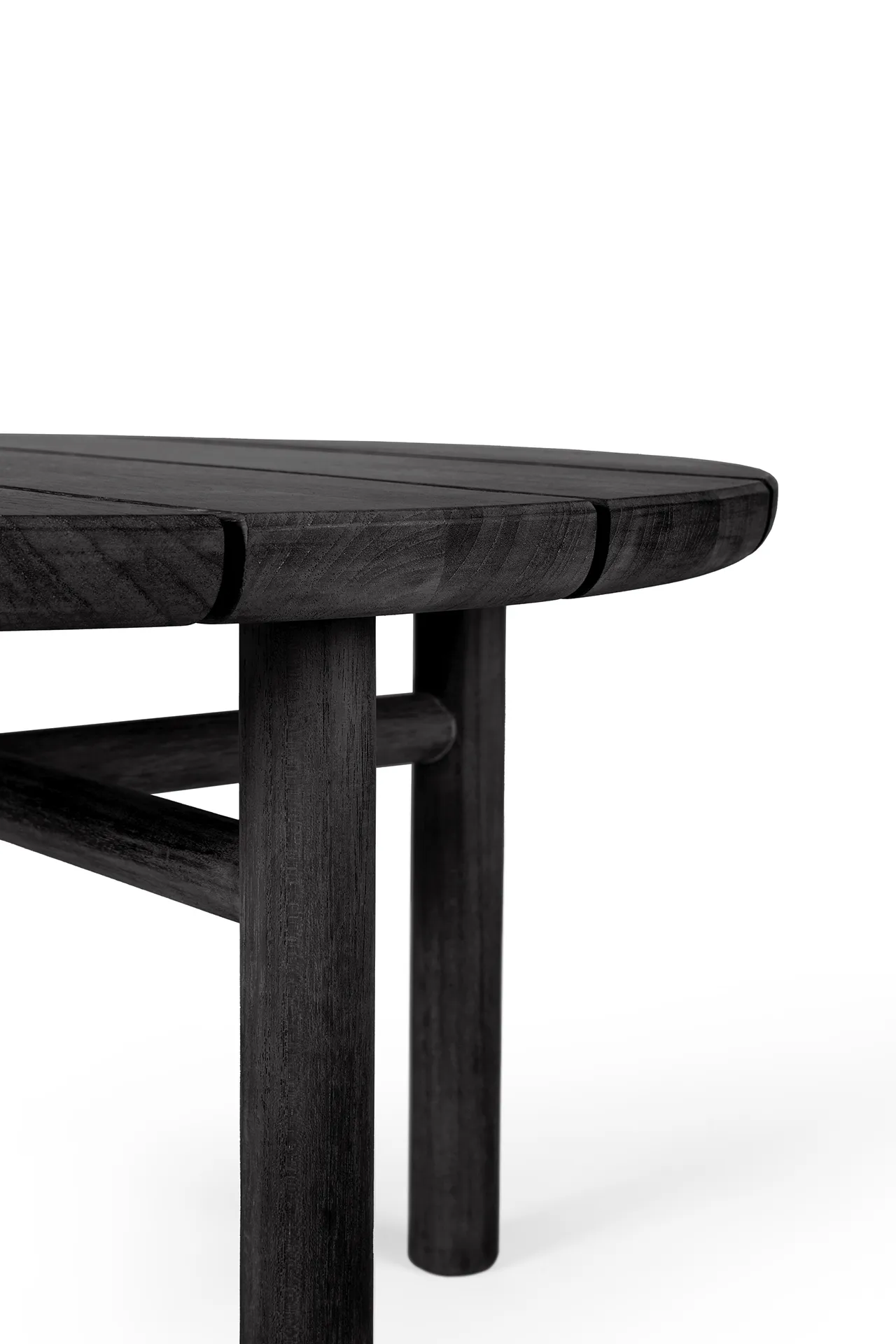 Quatro outdoor soffbord svartbetsad teak, Ø95 cm Ethnicraft