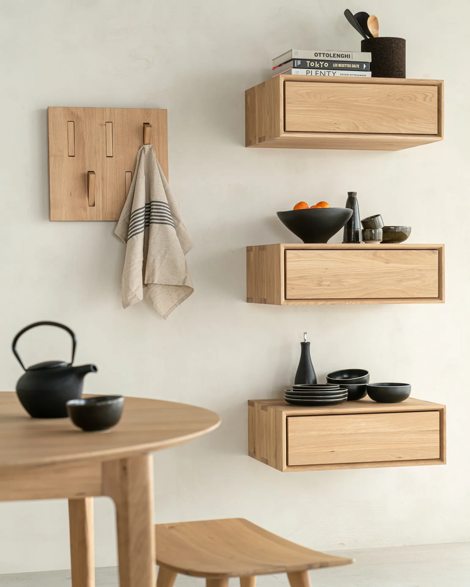 Utilitile wall hanger klädhängare, Ek Ethnicraft