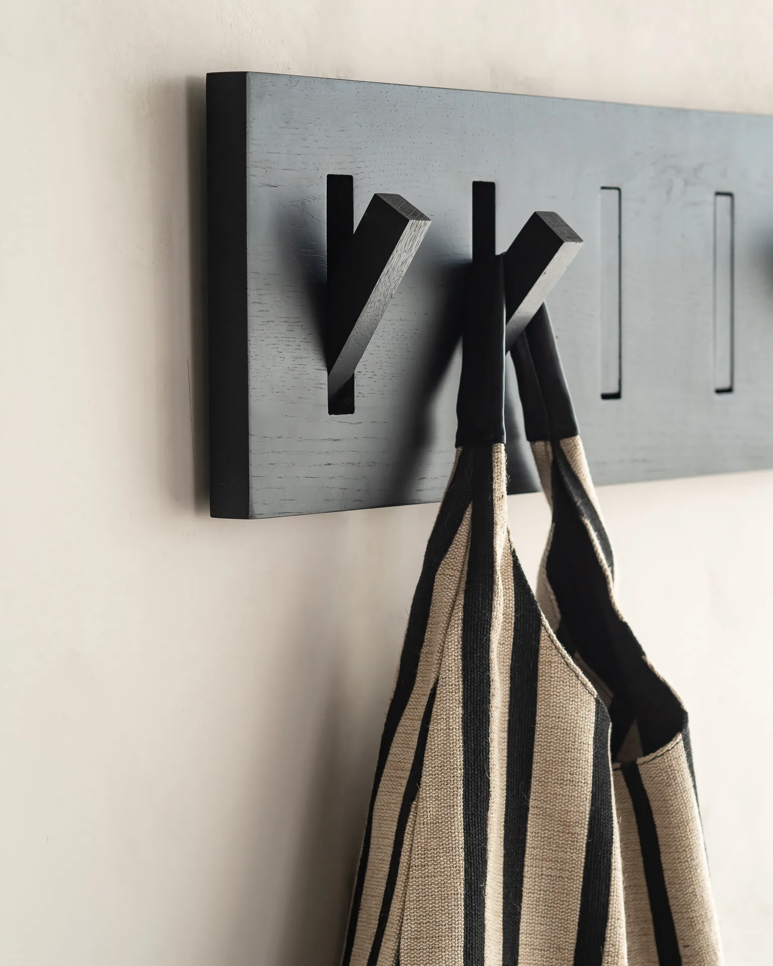 Utilitile wall hanger klädhängare, Lackad ek-black-large Ethnicraft