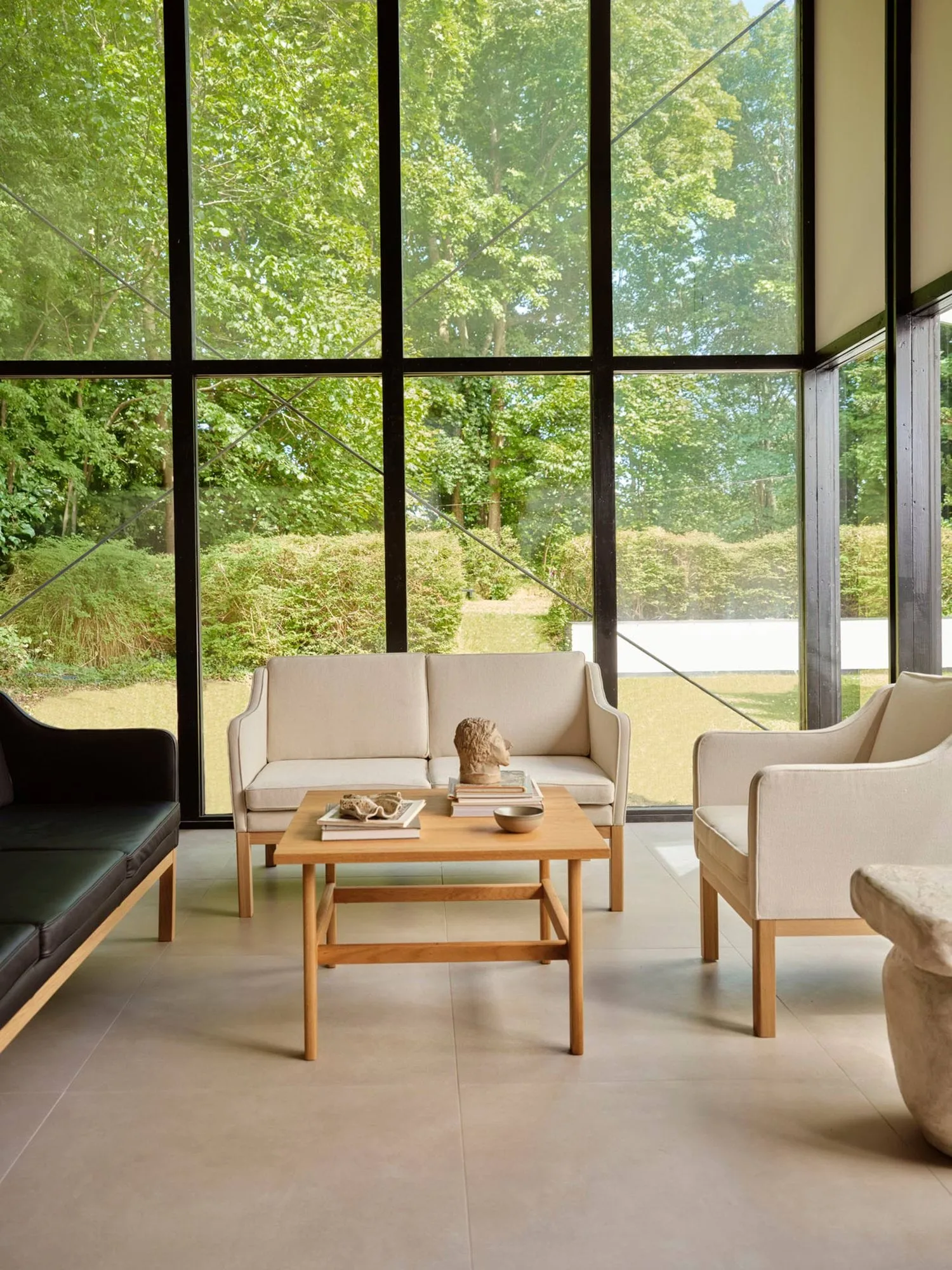 L46 MK155 easy chair karmstol, Lackerad ek-läder svart FDB Møbler