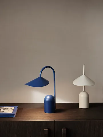 Arum portabel lampa - Bright Blue - Ferm Living
