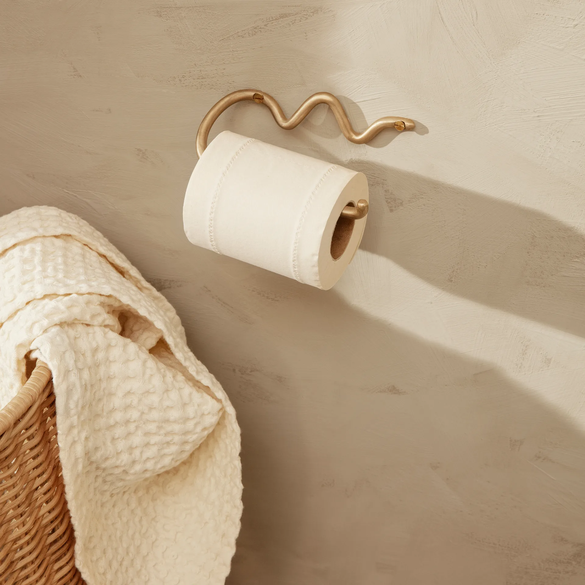 Curvature toalettpappershållare, Mässing Ferm Living