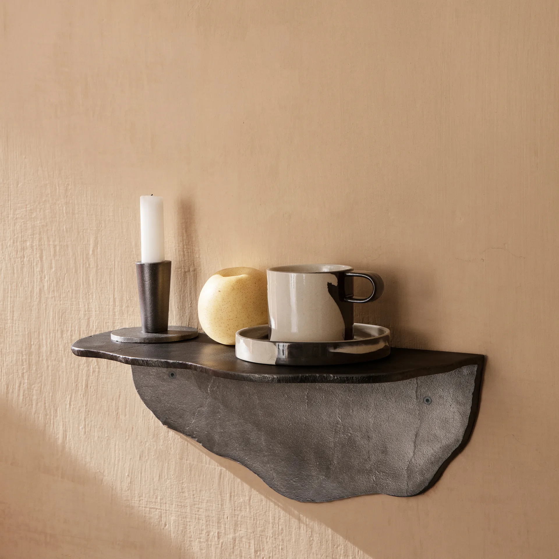 Fracture hylla, Svärtad aluminium Ferm Living