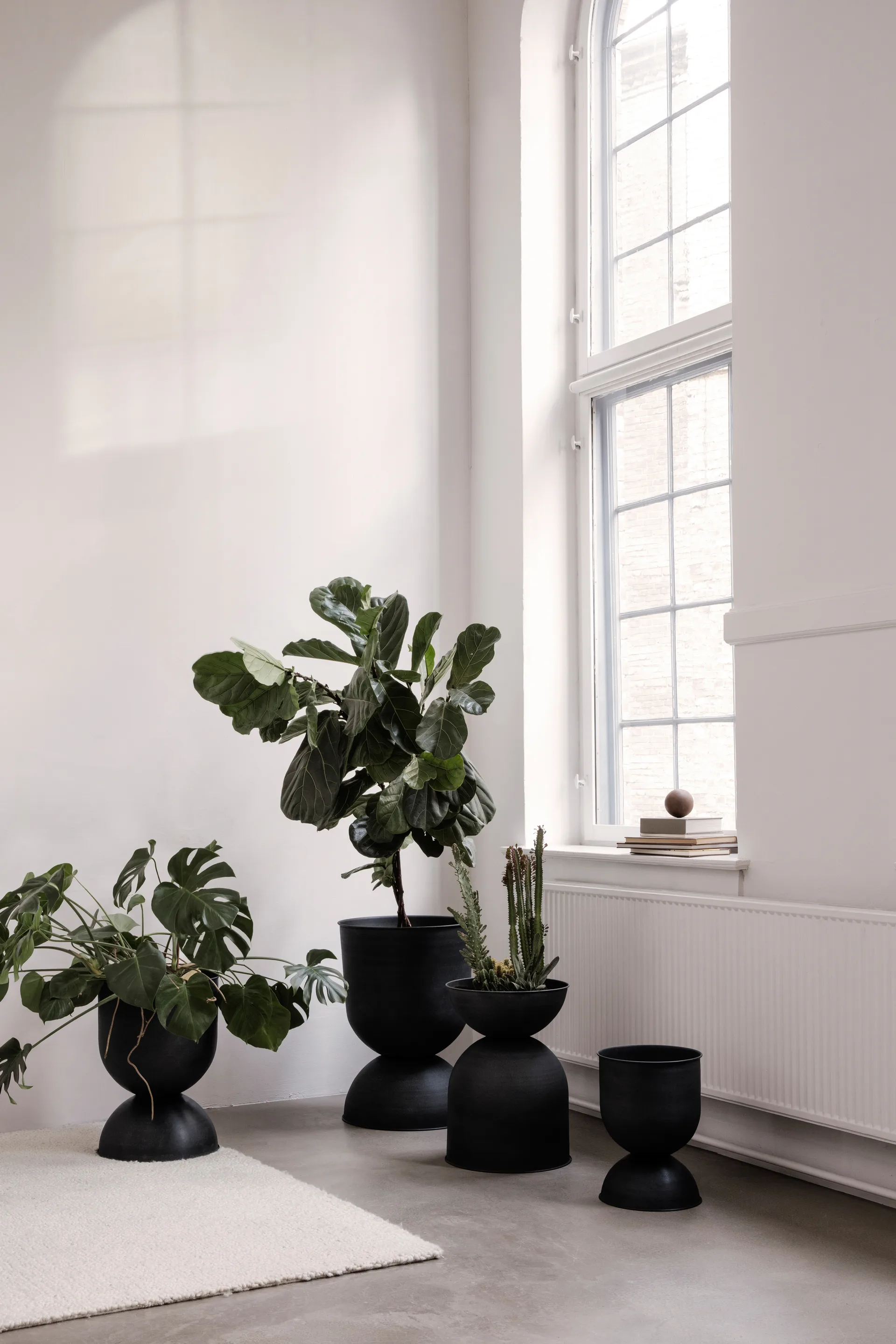 Hourglass kruka extra small Ø21 cm, Svart-mörkgrå Ferm Living