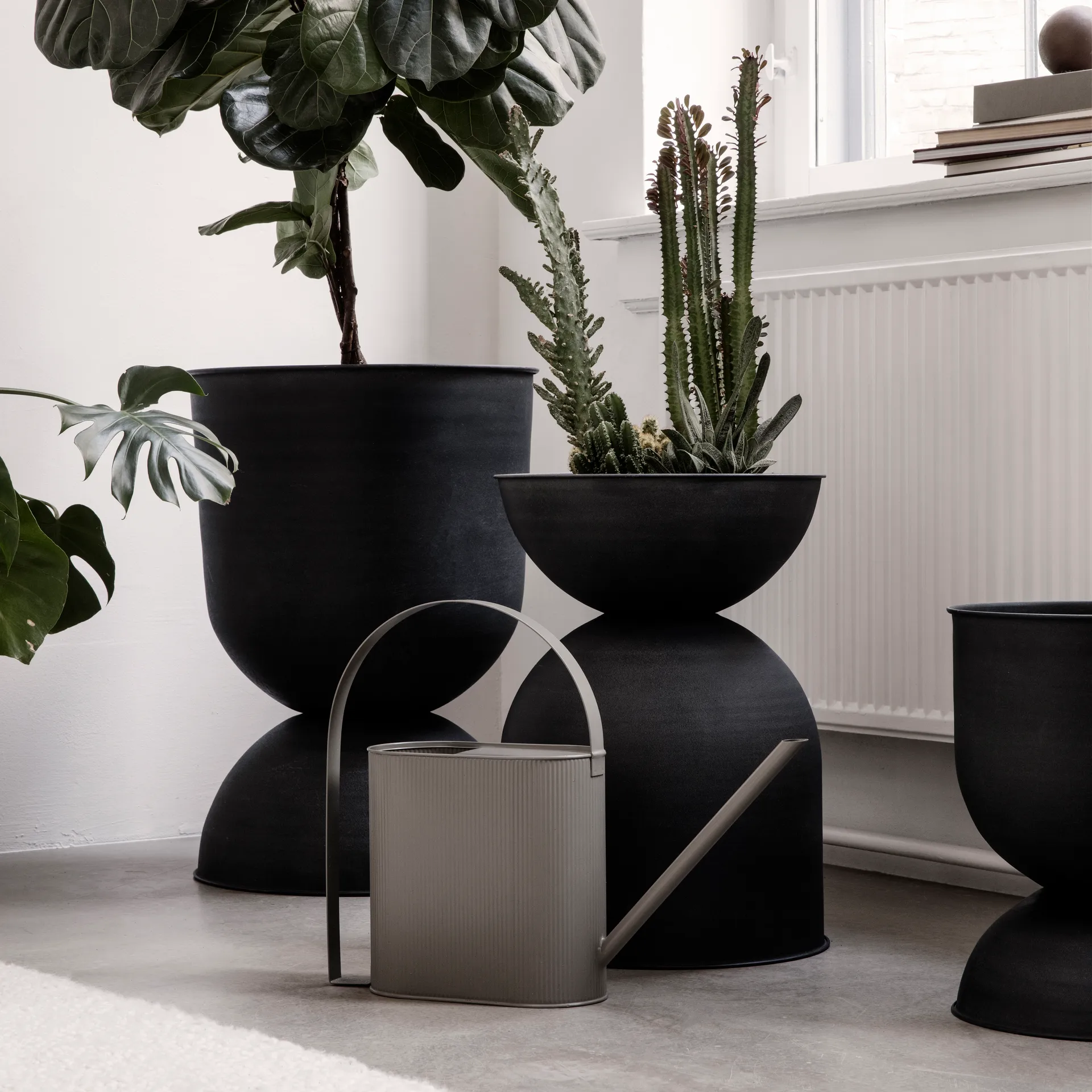 Hourglass kruka medium Ø40 cm, Svart-mörkgrå Ferm Living