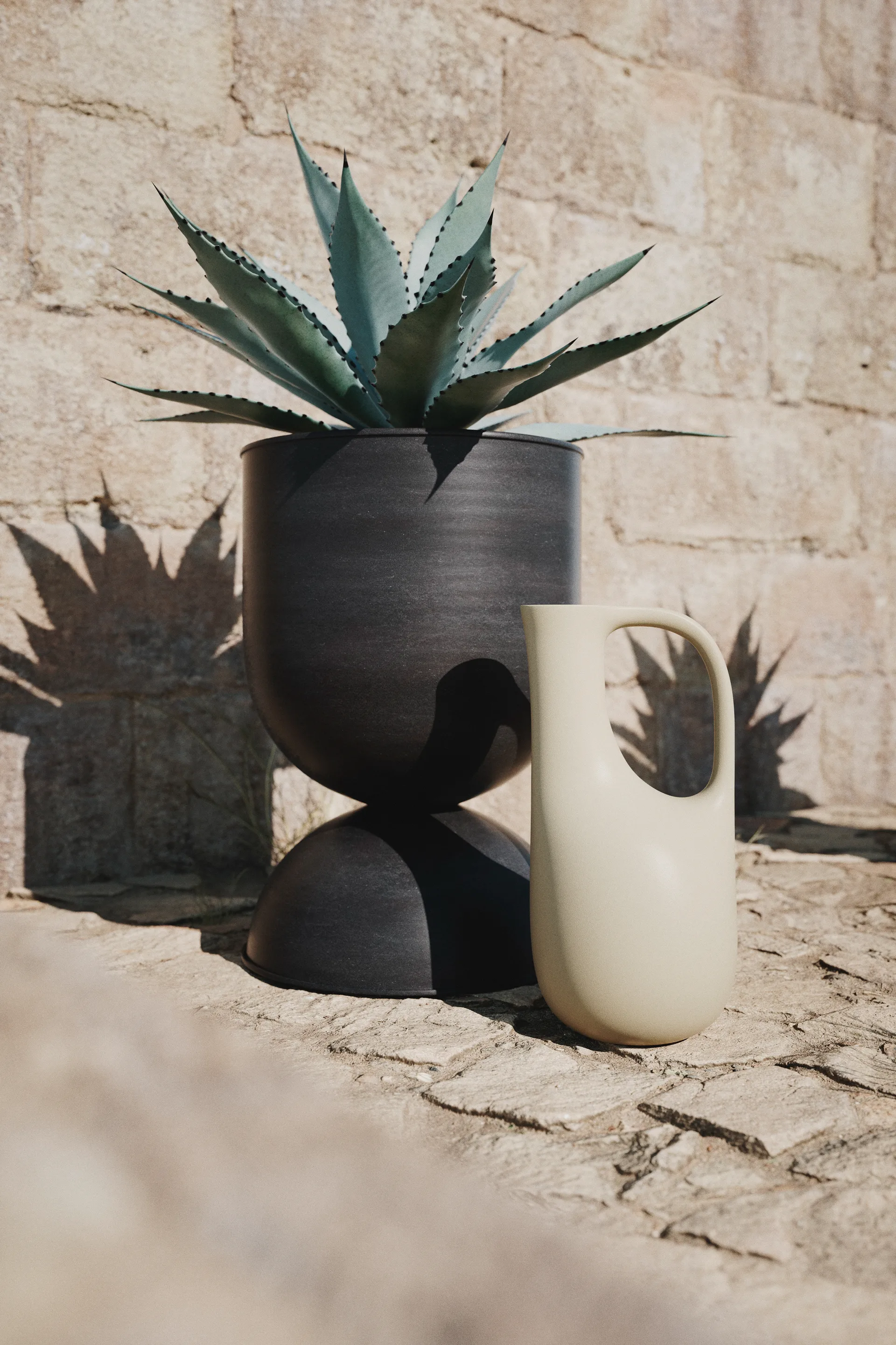 Hourglass kruka medium Ø40 cm, Svart-mörkgrå Ferm Living