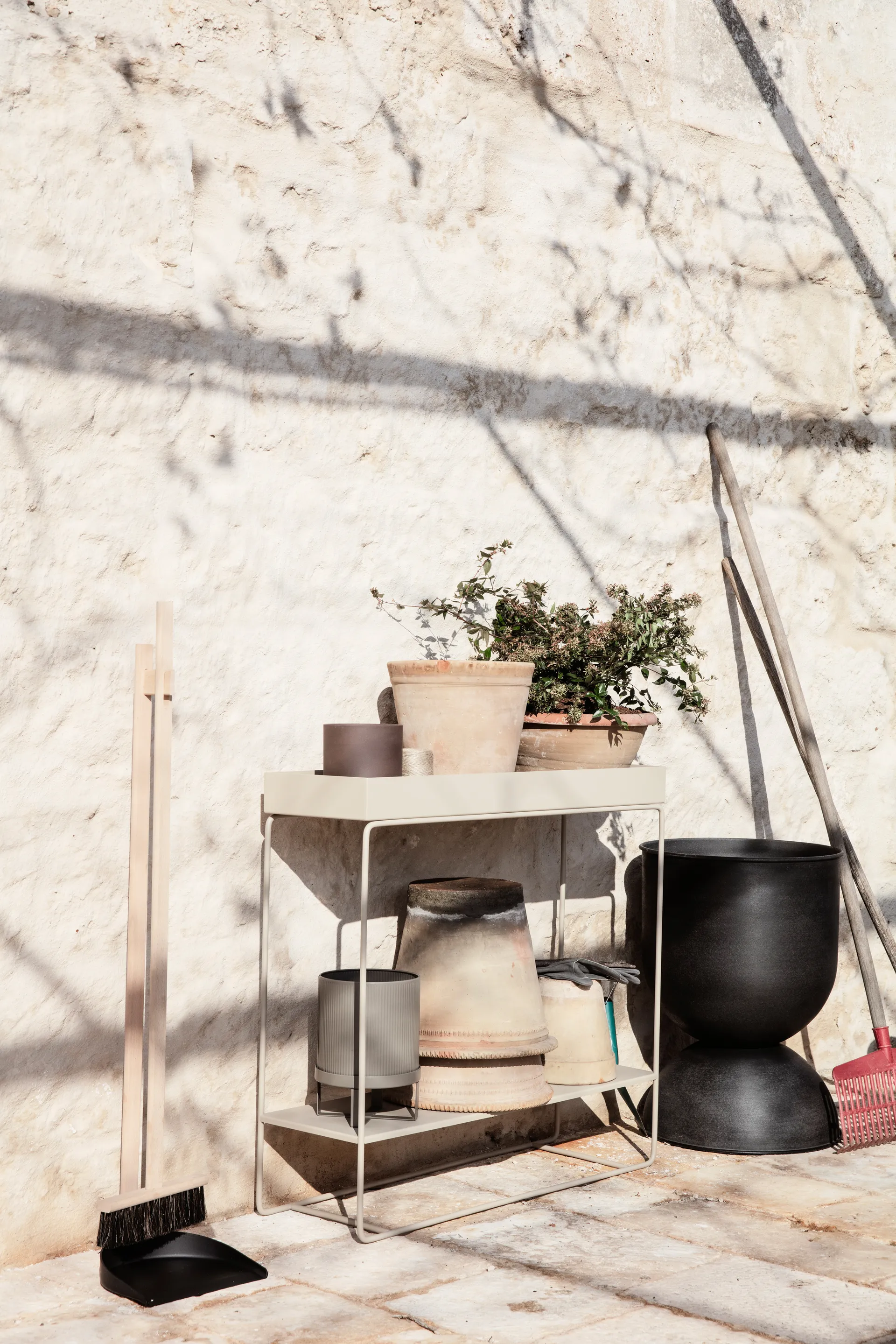 Hourglass kruka medium Ø40 cm, Svart-mörkgrå Ferm Living