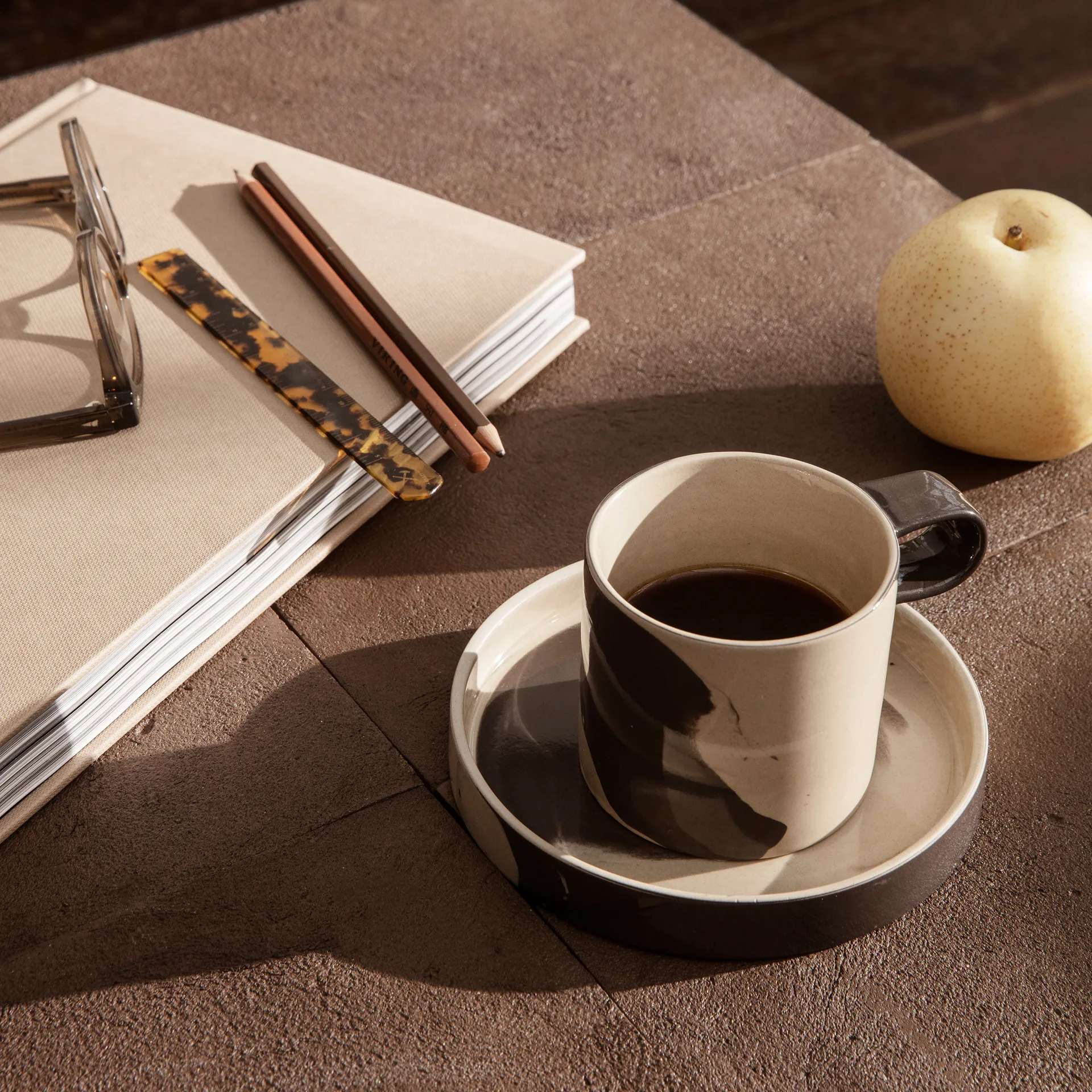 Inlay kopp med fat, Sand-brown Ferm Living