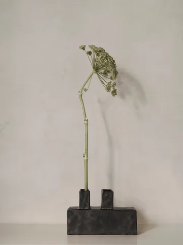Koa vas H17 - Black - Ferm Living