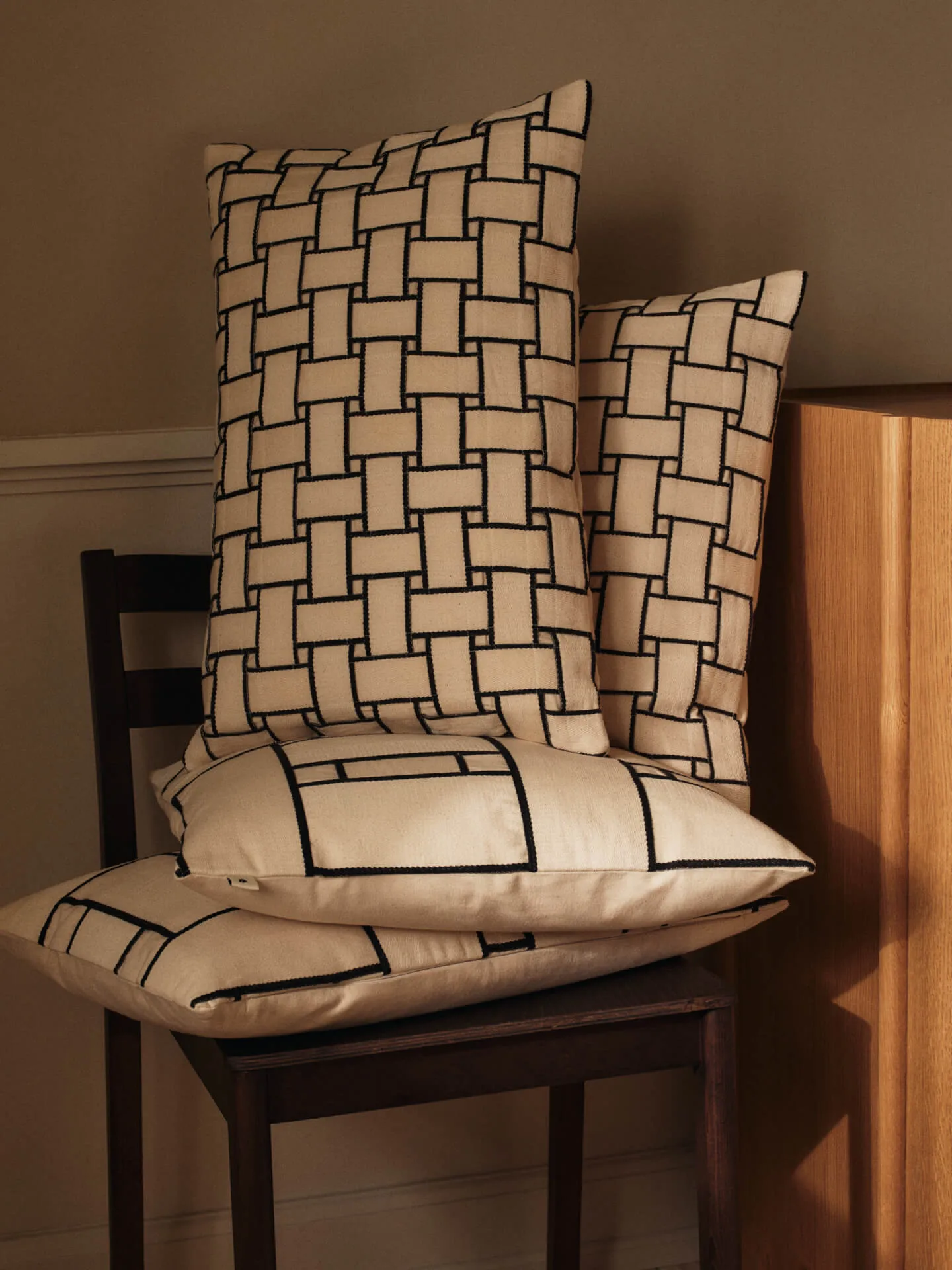 Lattice Offset kuddfodral, Off-white-black, 40x60 cm Ferm Living