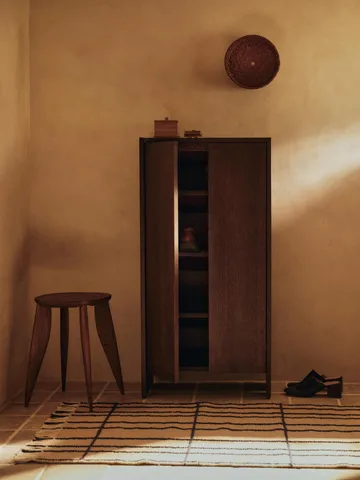 Parcel skåp - Dark stained oak, 55x30x110 cm - Ferm Living