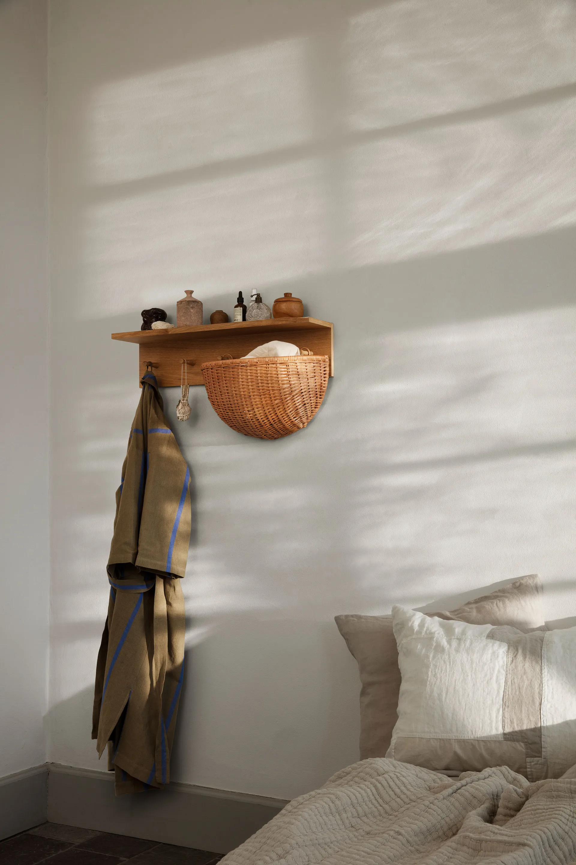 Place Rack knopplist hylla ek, Medium Ferm Living