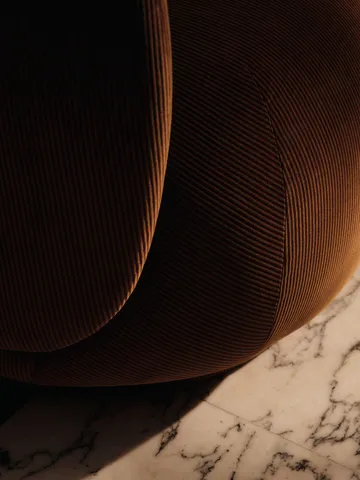 Rico lounge chair fåtölj - Devoré velvet-Rust - Ferm Living