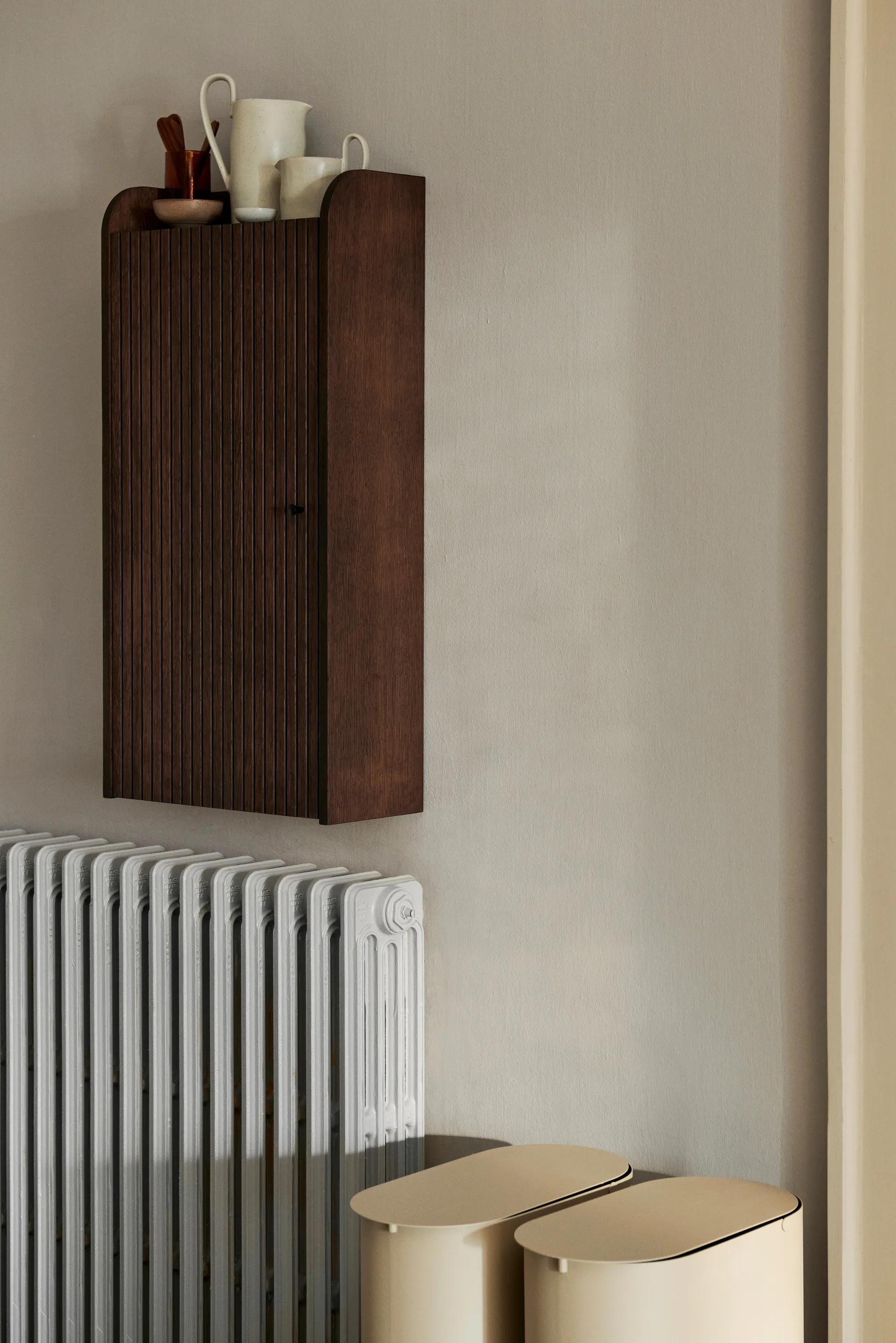 Sill väggskåp 42,5x85 cm, Dark stained oak Ferm Living