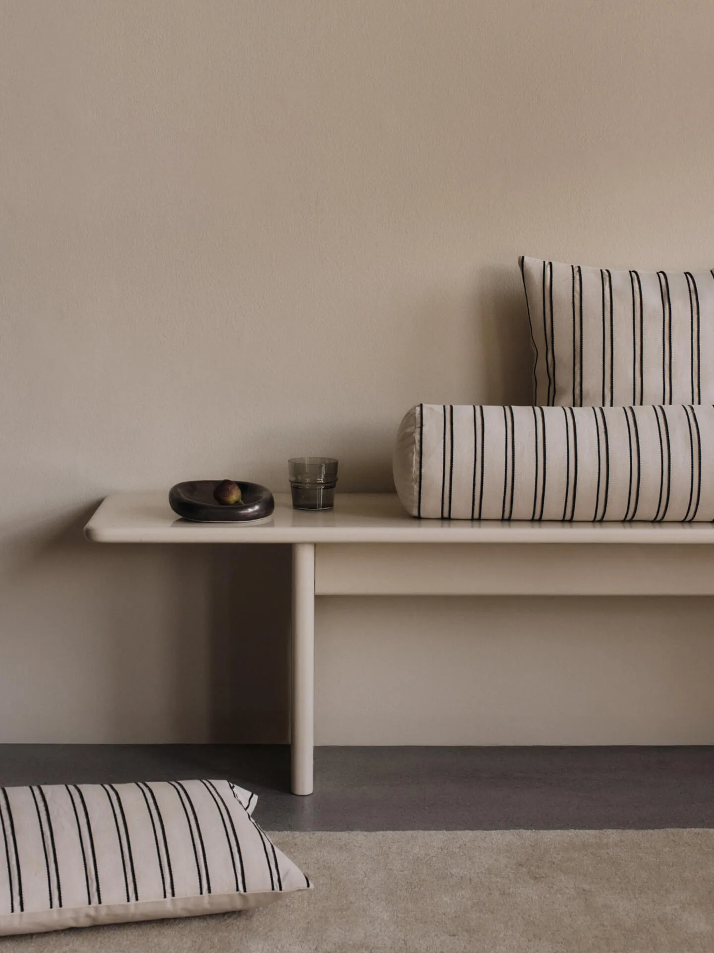 Twill bolster cylinderkudde, Off-white-black Ferm Living