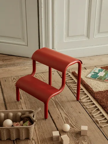Up stegpall - Poppy Red (röd) - Ferm Living