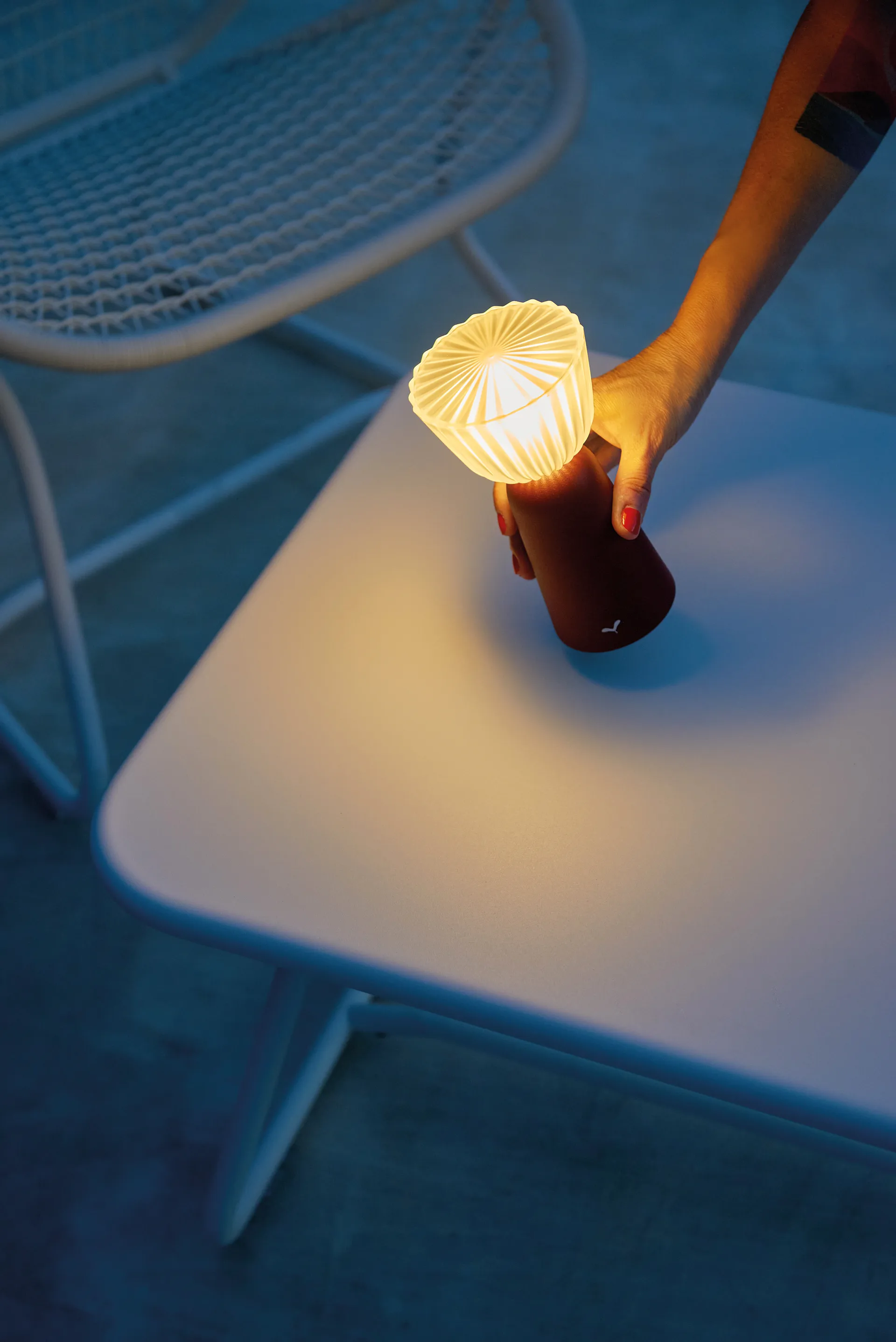 Swiing portabel bordslampa, Black cherry (vinröd) Fermob