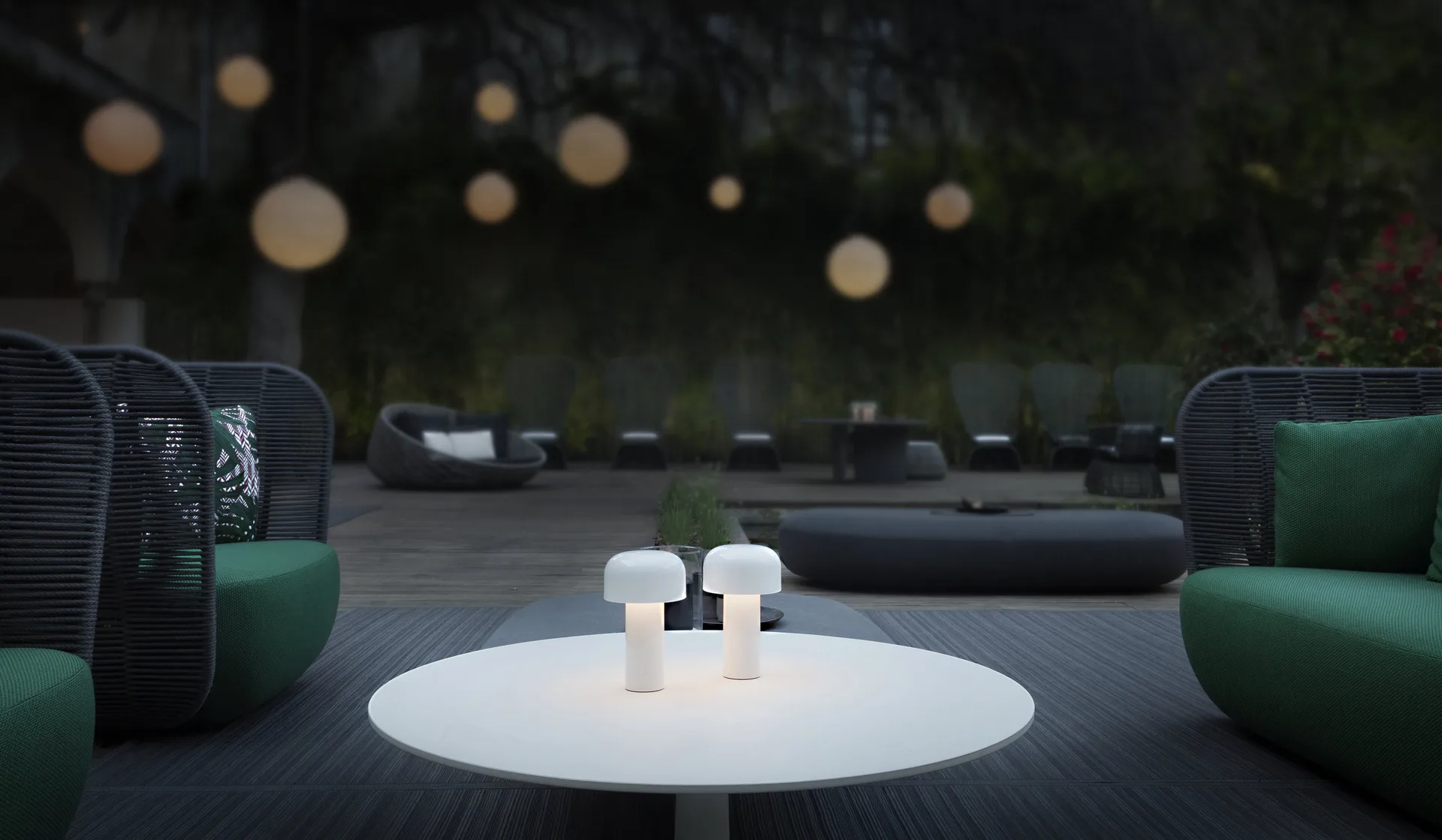 Bellhop bordslampa portabel, White, IP54 (inom/utomhus) Flos