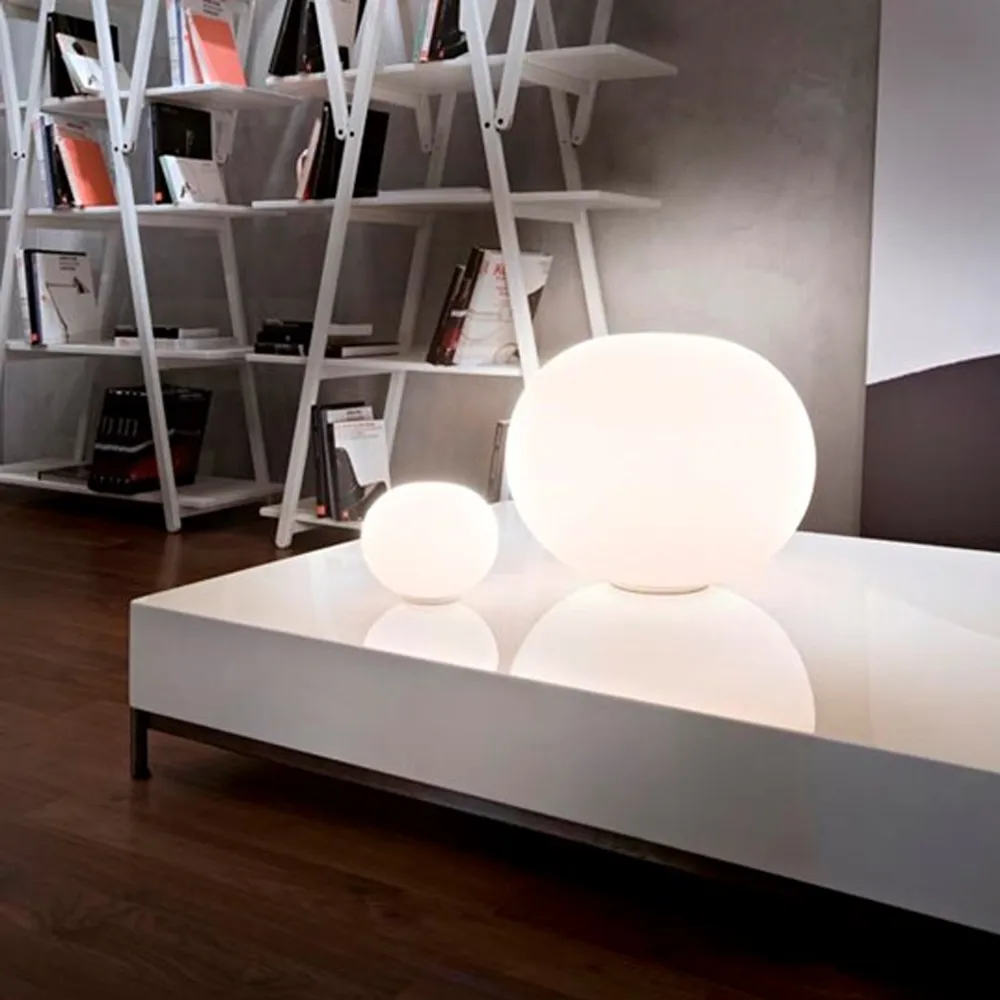 Glo-ball B Zero bordslampa, Vitt opalglas Flos