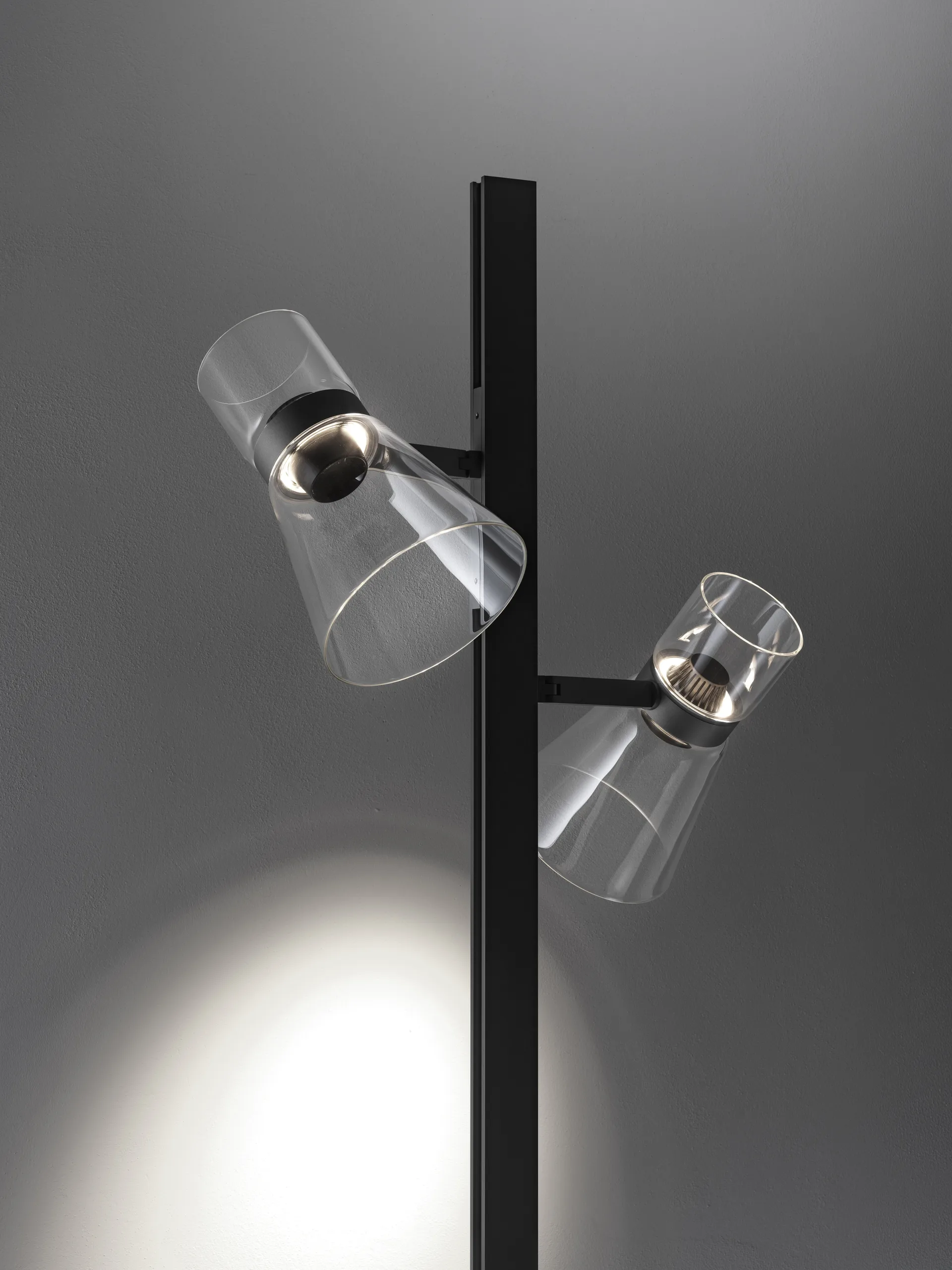 Nocturne F2 cone golvlampa - Svart Flos