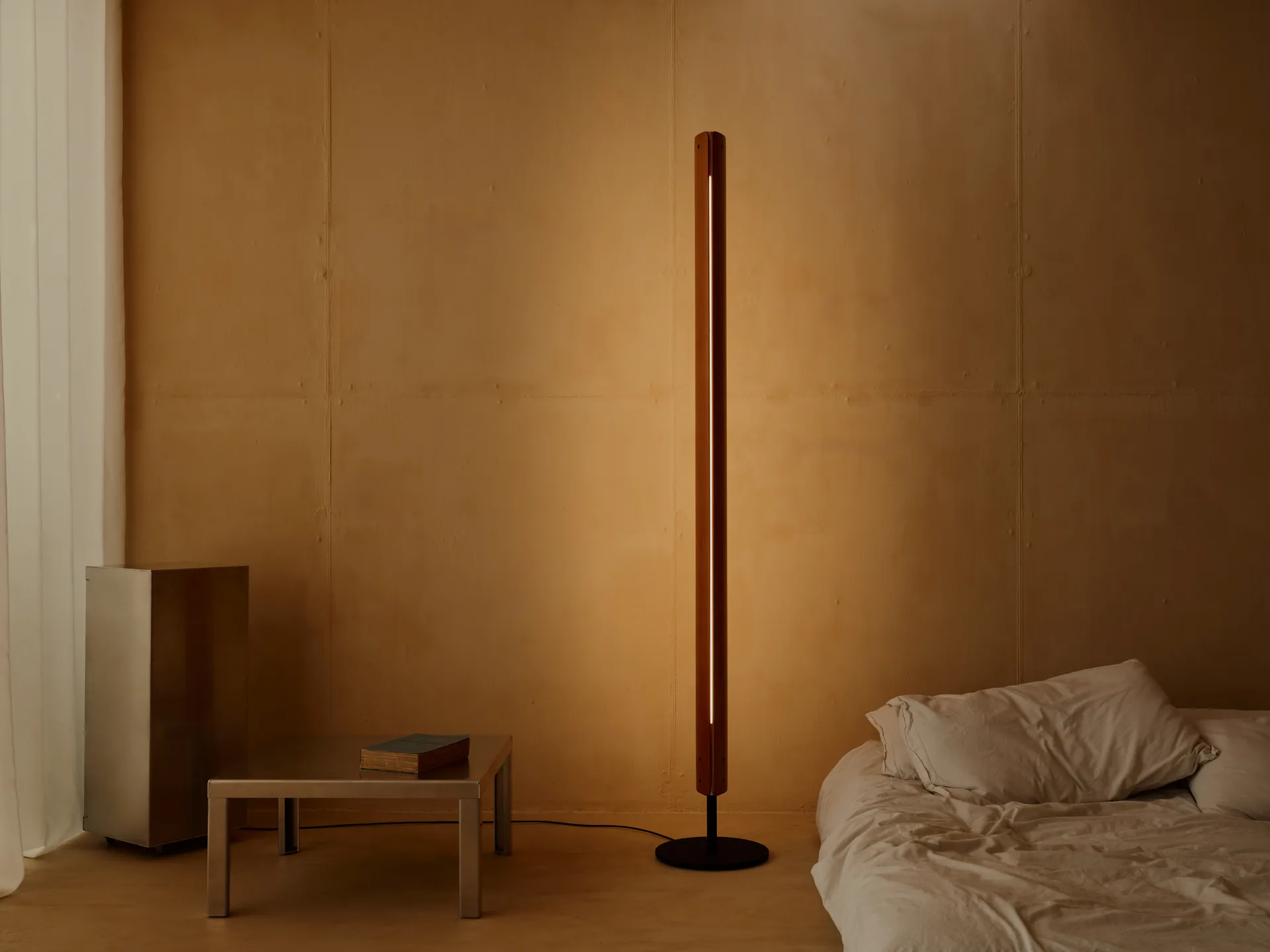 Seki-han golvlampa 226 cm, Heat treatened ash-black metal Flos