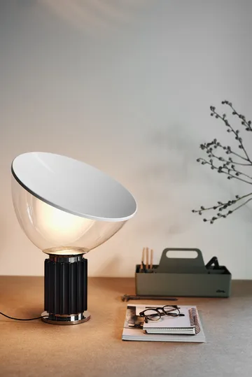 Taccia Small bordslampa LED 48,5 cm - Svart-glaskupa - Flos