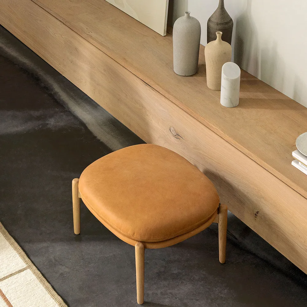 Embrace ottoman ekben, läder vintage cognac, lackad Fogia