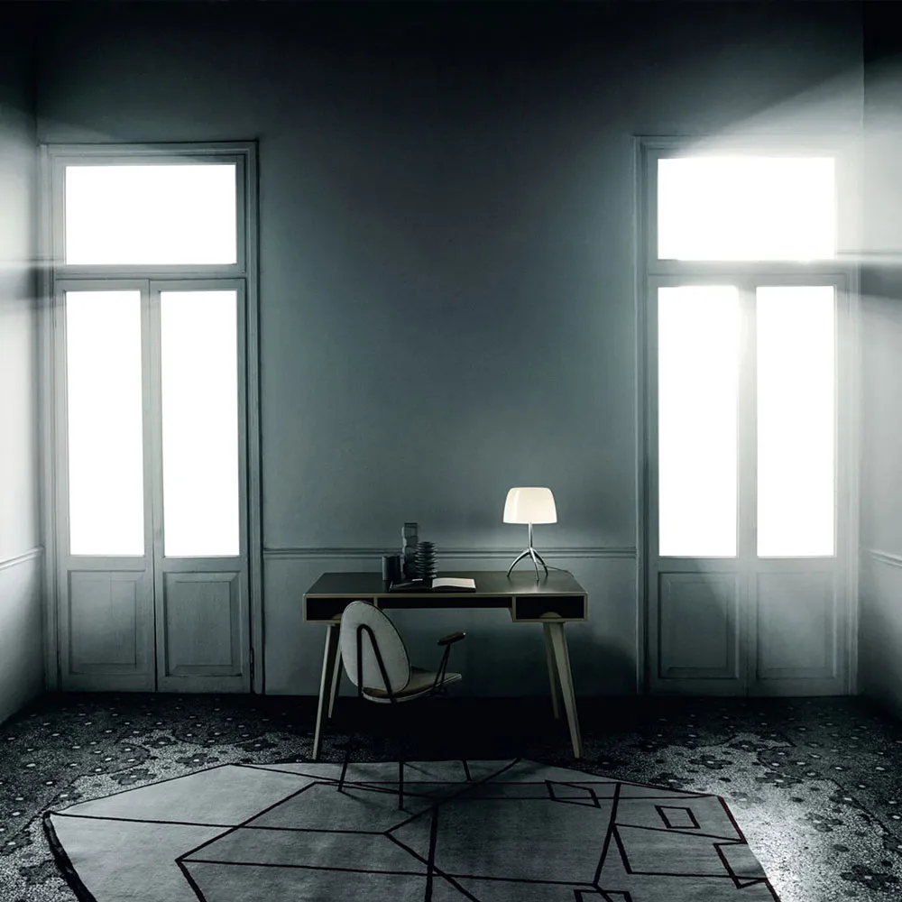 Lumiere Grande Dimbar bordslampa, körsbärsröd, svartkrom Foscarini