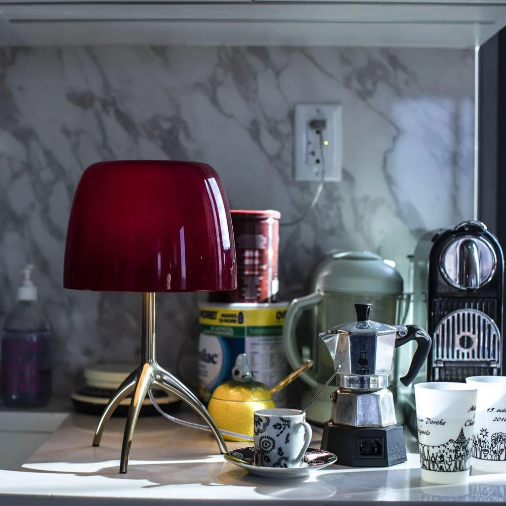 Lumiere Piccola Dimbar bordslampa, Körsbärsröd skärm-aluminiumfot Foscarini