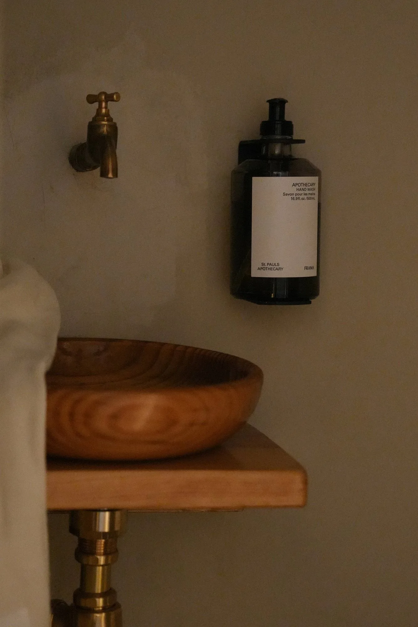 FRAMA vägghållare för tvål/handlotion 375 ml, Svart FRAMA