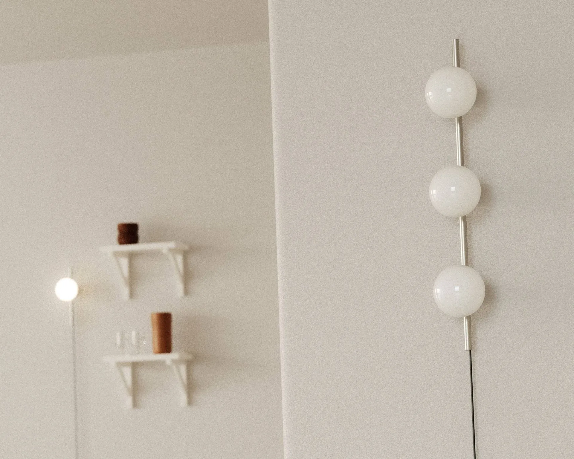 Ovoid Single vägglampa, Rostfritt stål-opalglas FRAMA