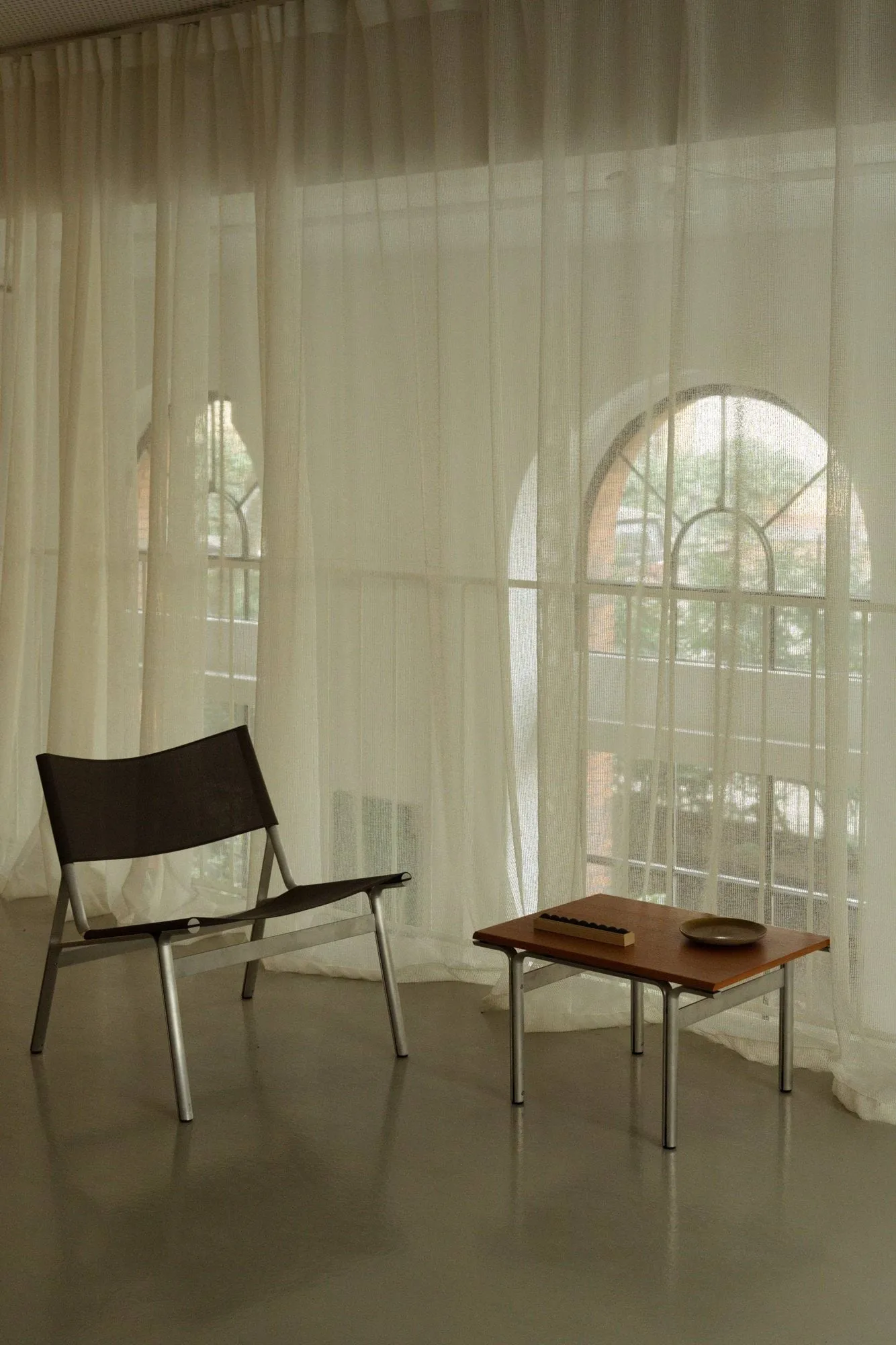 Union loungestol, Aluminium-Taupe Mesh FRAMA