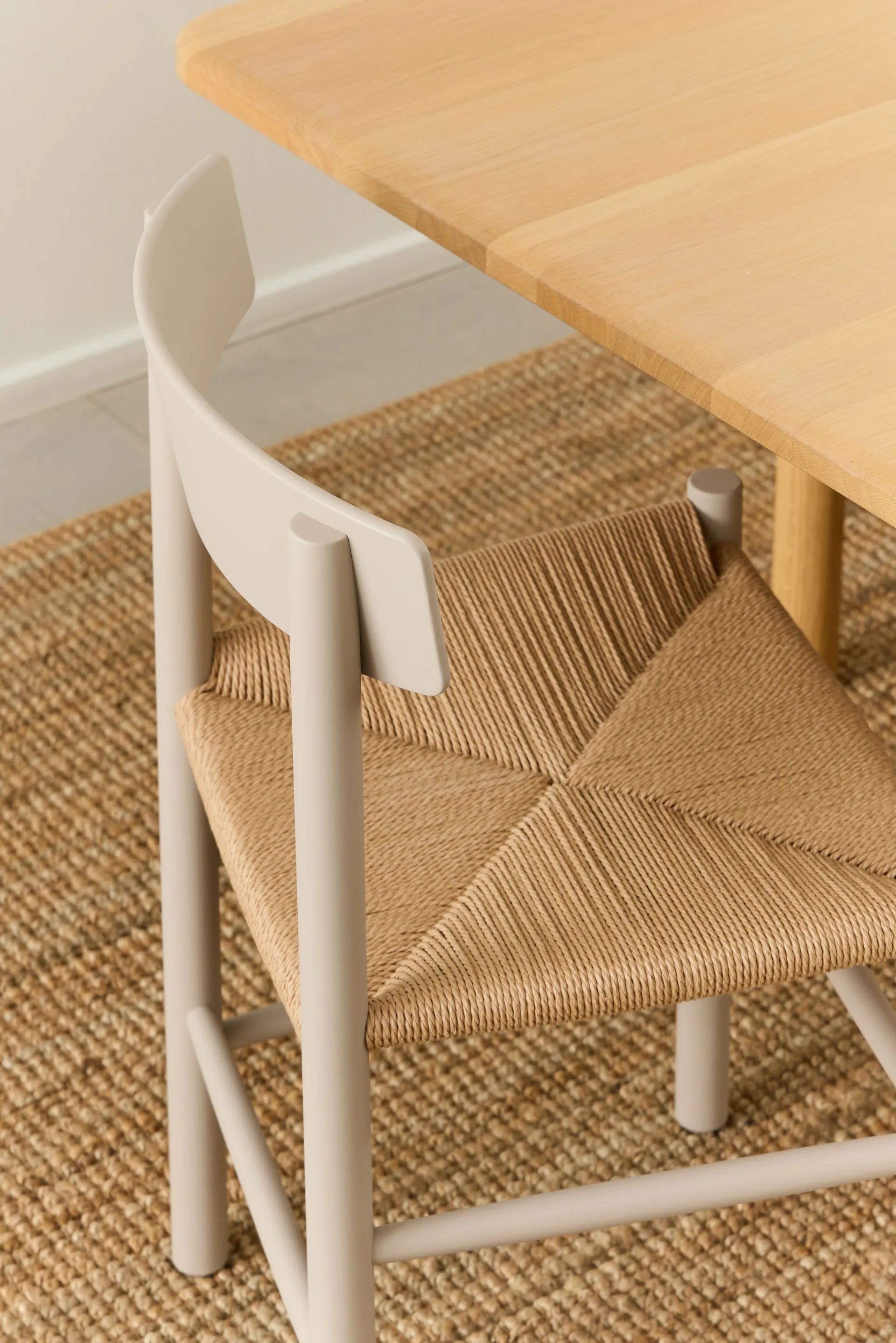 J39 stol, Pebble grey-flätad natur Fredericia Furniture