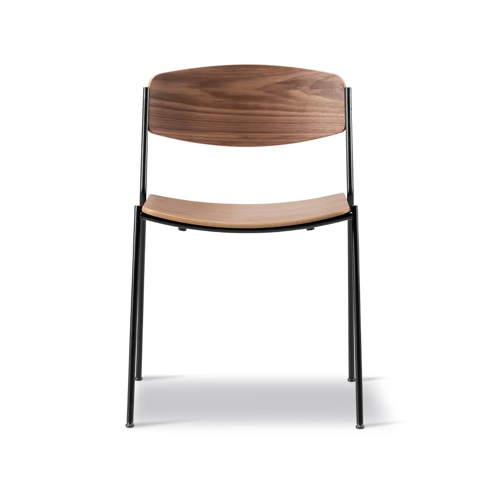 Lynderup 3080 stol, Lackerad valnöt-svart stålstativ Fredericia Furniture