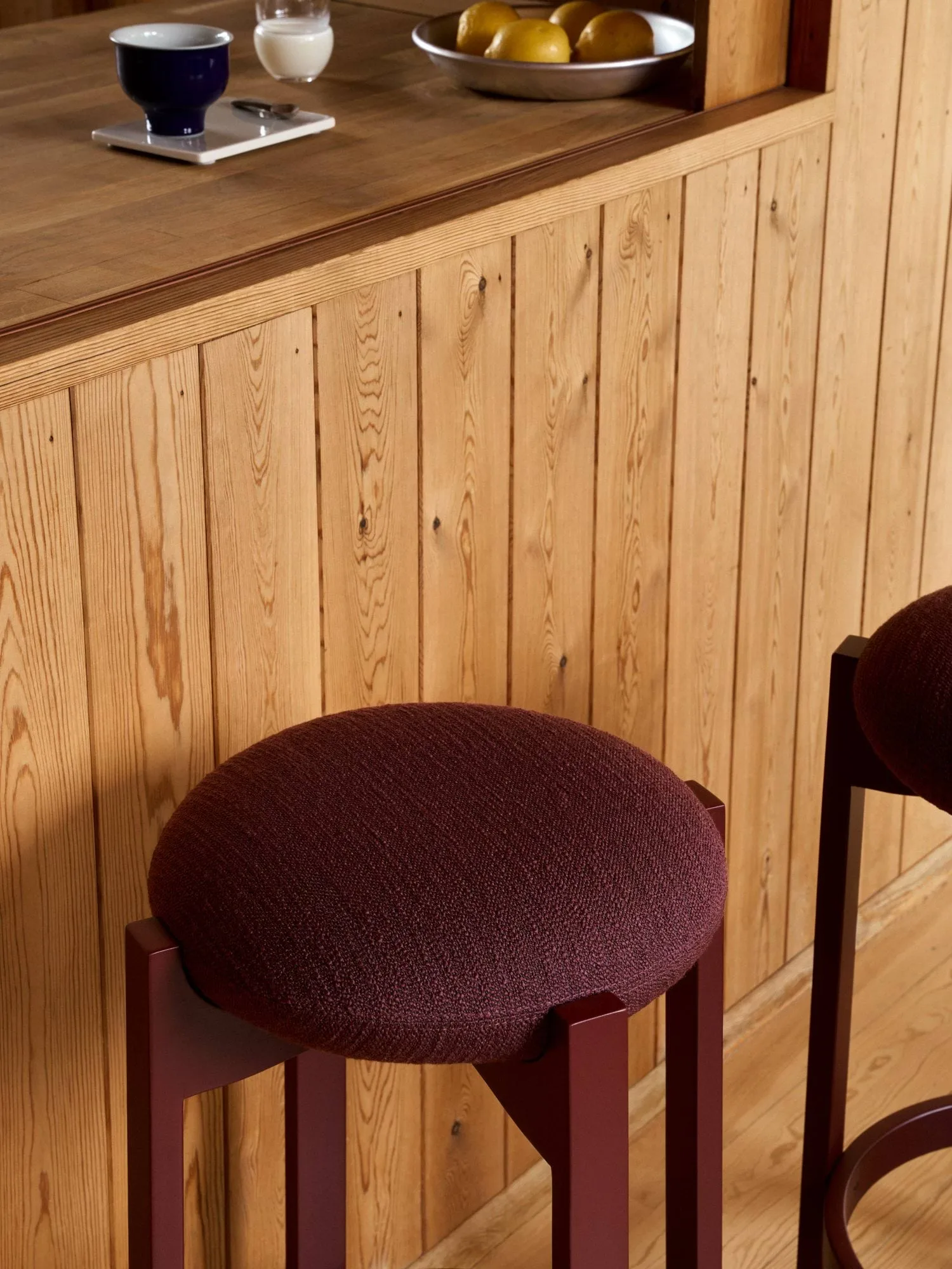 Pioneer pall hög, Odino RC43 bordeaux-bordeaux bok Fredericia Furniture