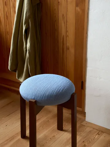 Pioneer rund pall låg - Odino PV82 light blue-lackerad ek, Ø41x46 cm - Fredericia Furniture