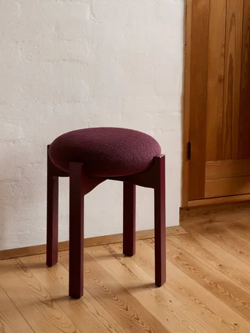 Pioneer rund pall låg - Odino RC43 bordeaux-bordeaux bok, Ø41x46 cm - Fredericia Furniture