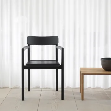 Post 3445 karmstol - Lackad ek - Fredericia Furniture