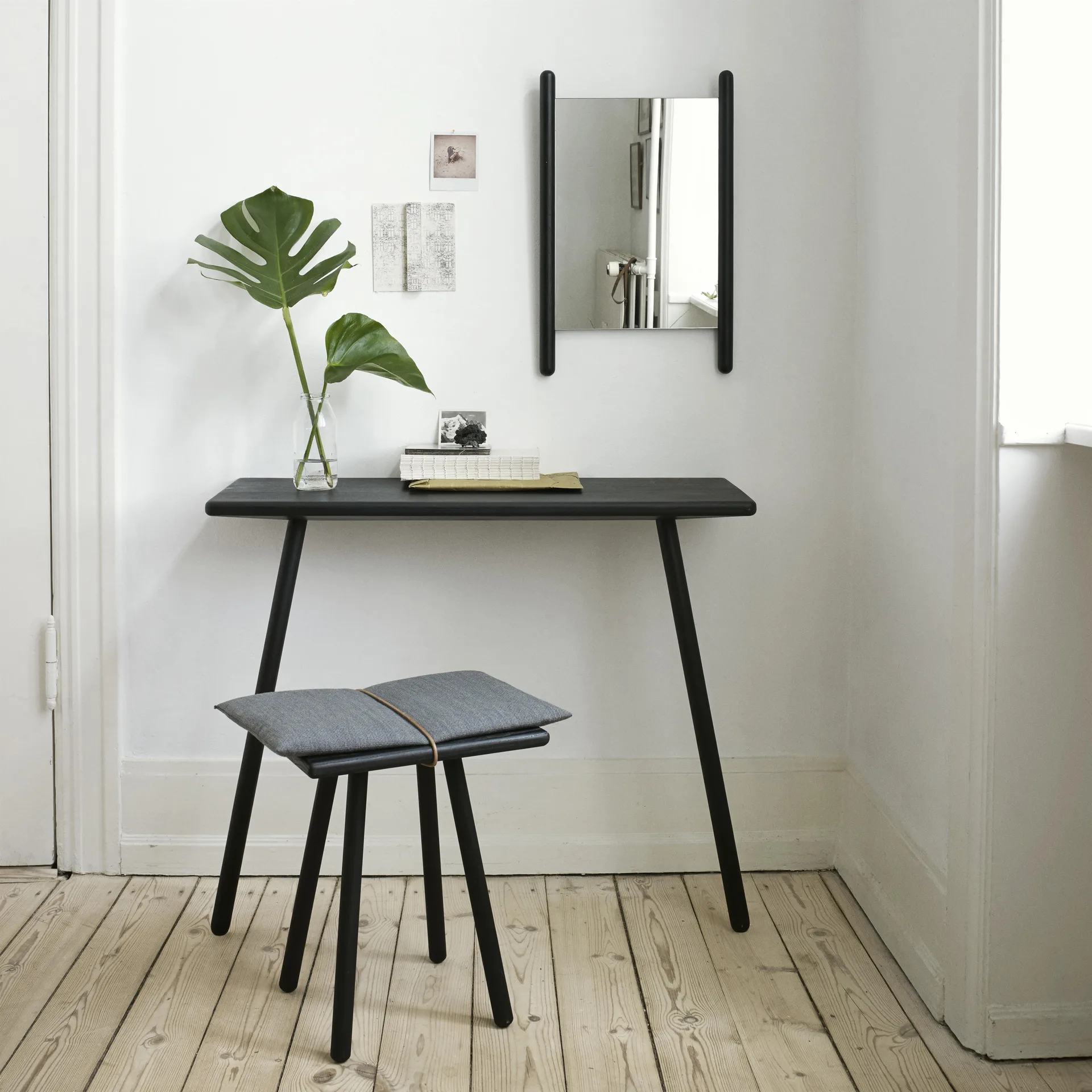Georg pall, Svartlackerad ek Fritz Hansen