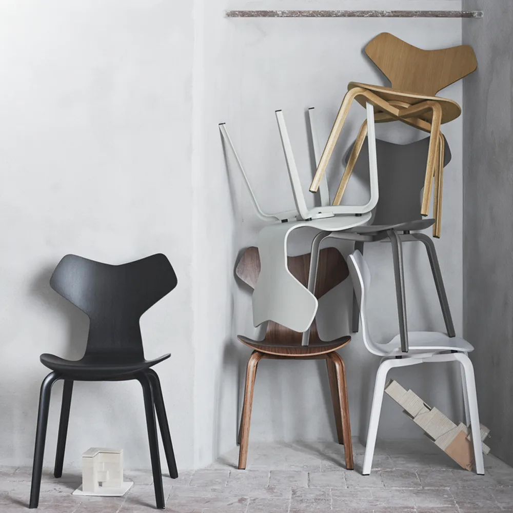 Grand Prix 3130 stol, Vit-målad ask-brunt stativ Fritz Hansen