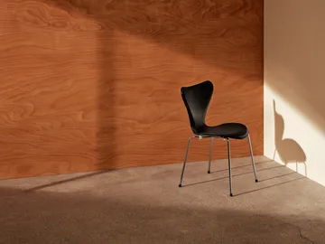 Sjuan 3107 framsidesklädd stol - Essential black (svart) läder-svart ask-krom - Fritz Hansen
