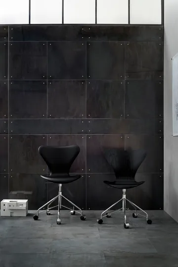 Sjuan 3117 kontorsstol hårda hjul - Coloured ash black-chrome - Fritz Hansen